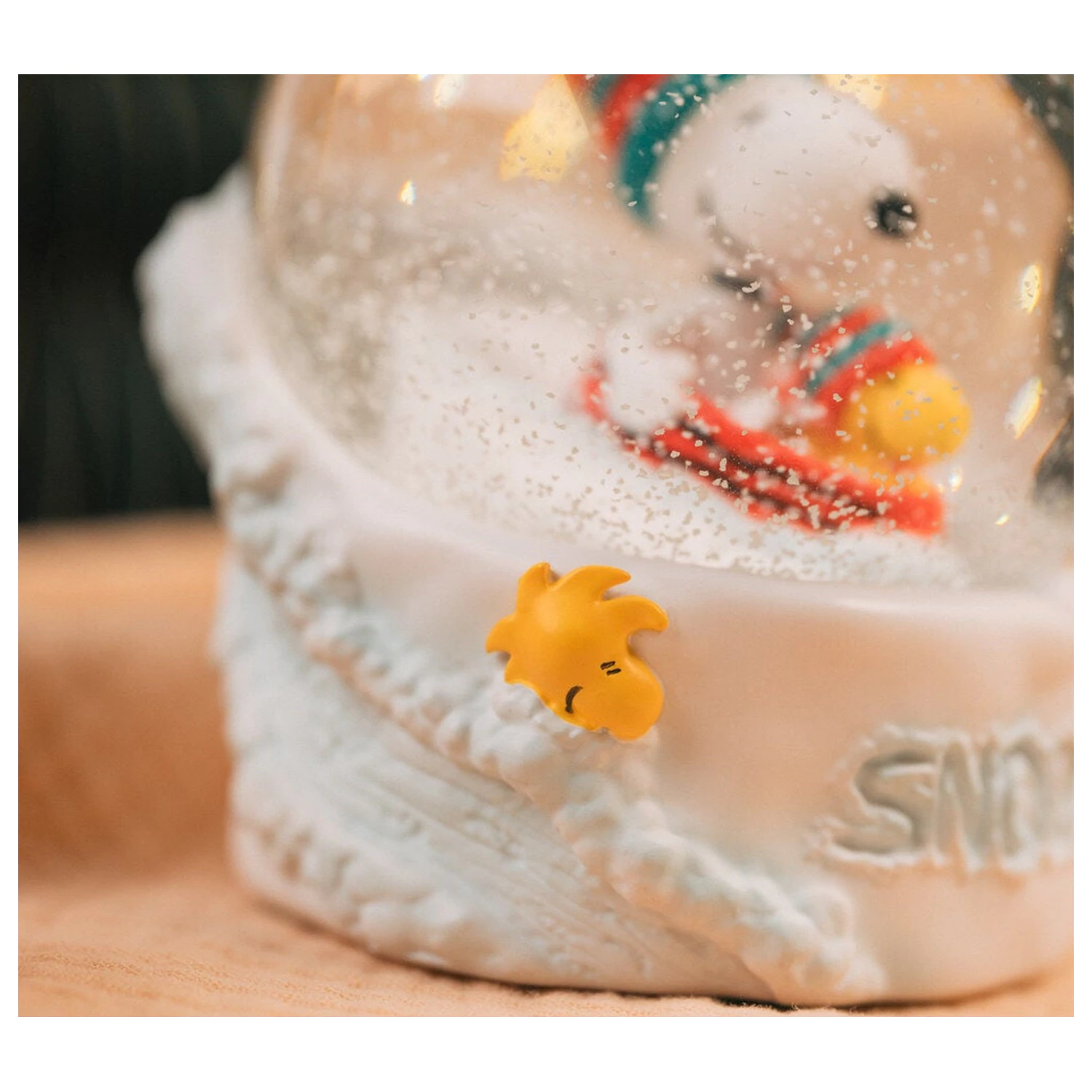 Peanuts Snoopy snehová guľa produktová fotografia