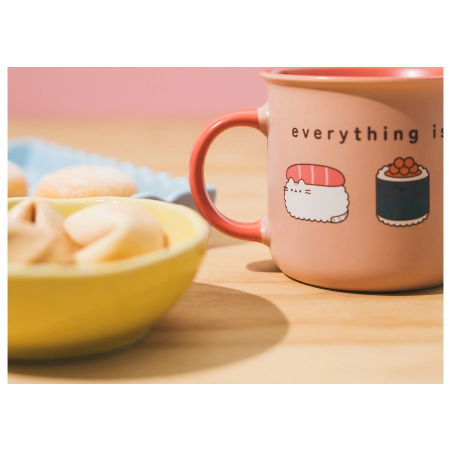 Pusheen Sushi Roll prémiový hrnček produktová fotografia