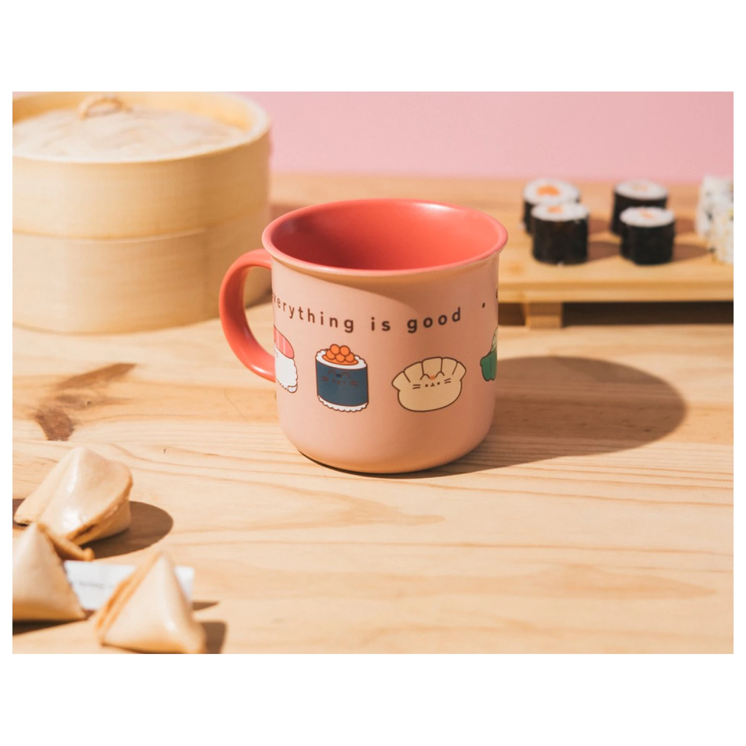 Pusheen Sushi Roll prémiový hrnček produktová fotografia