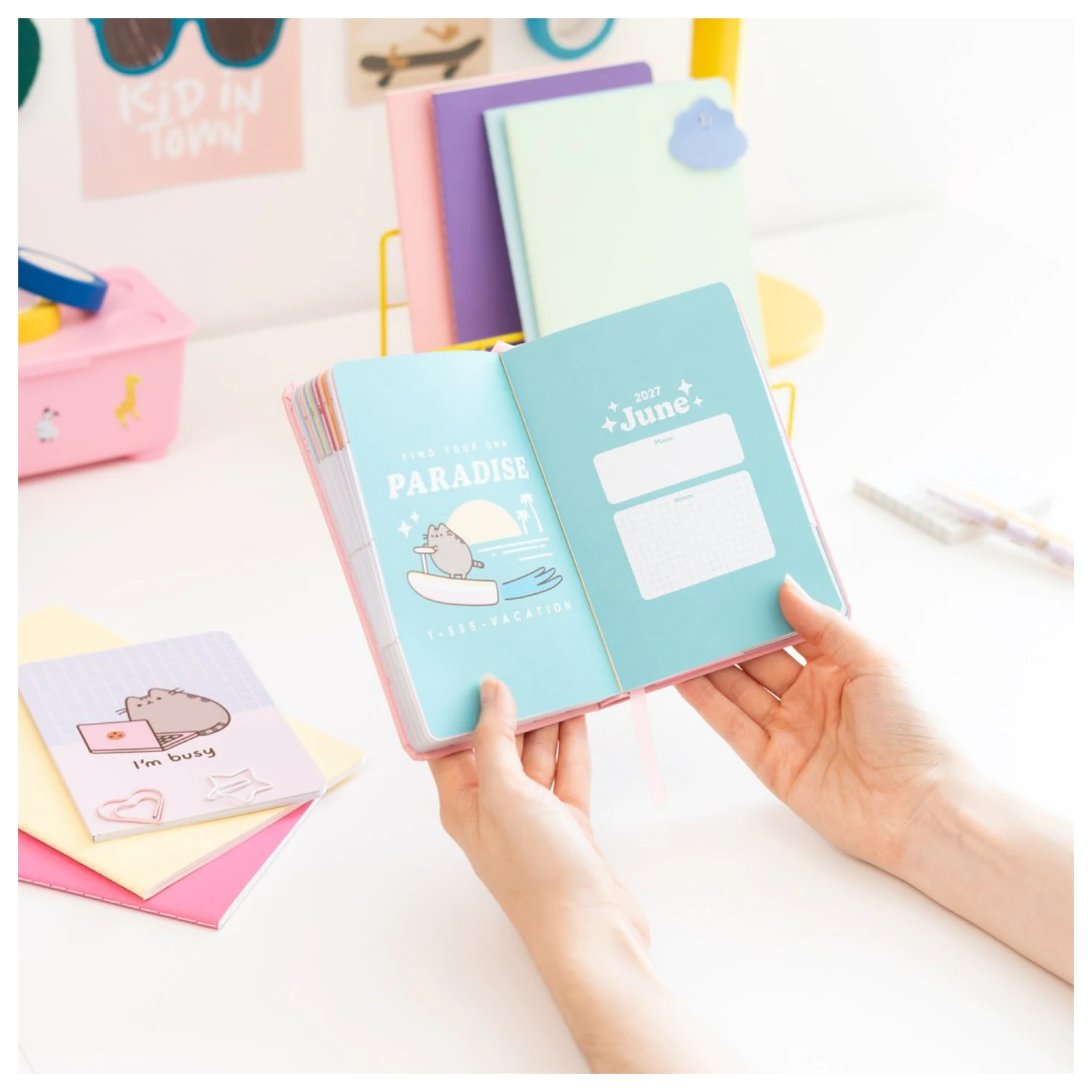 Pusheen Academic Planner Tropical Vacation 2026/27 A6 anglická verzia produktová fotografia