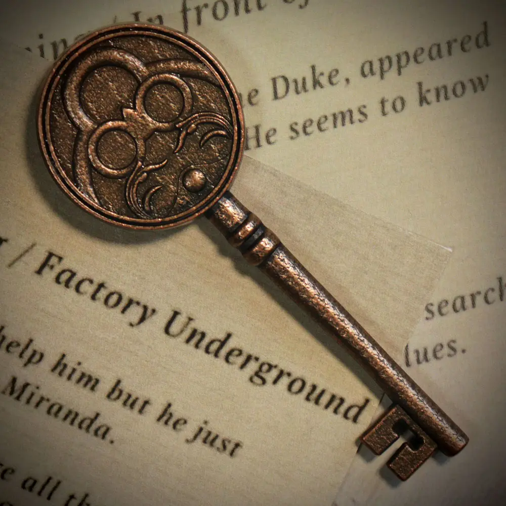 Resident Evil VIII Replika 1/1 Insignia kľúč Limited Edition produktová fotografia