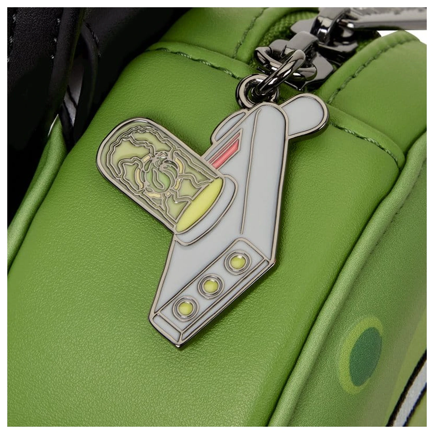 Rick and Morty by Loungefly taška cez rameno Pickle Rick produktová fotografia