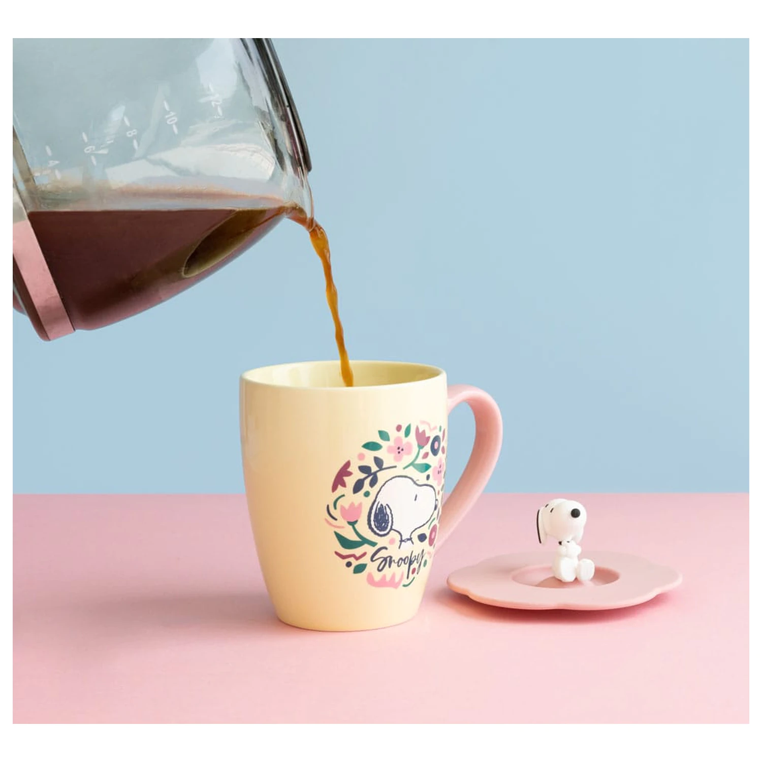 Snoopy prémiový hrnček s vrchnákom produktová fotografia