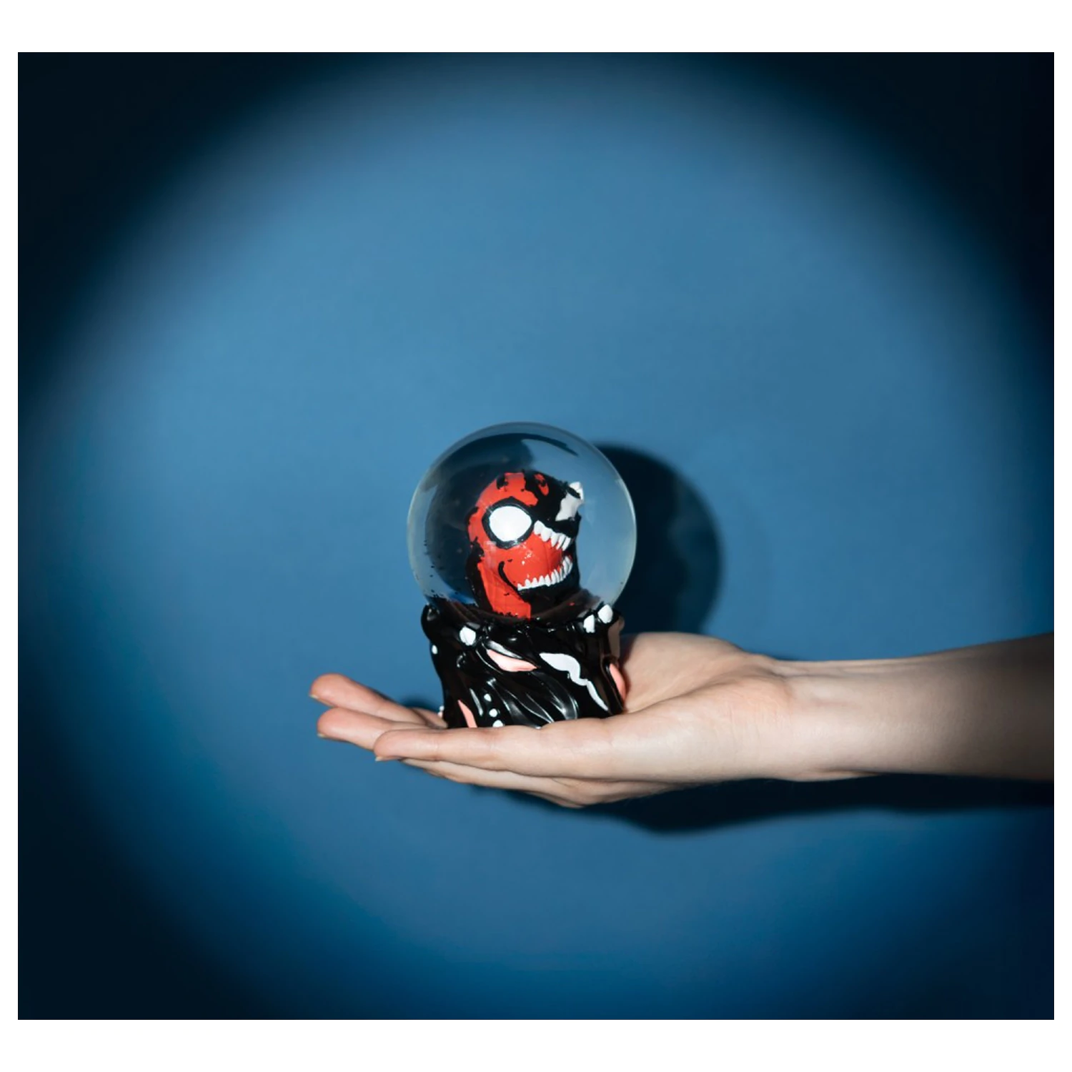 Marvel Spiderman snehová guľa produktová fotografia