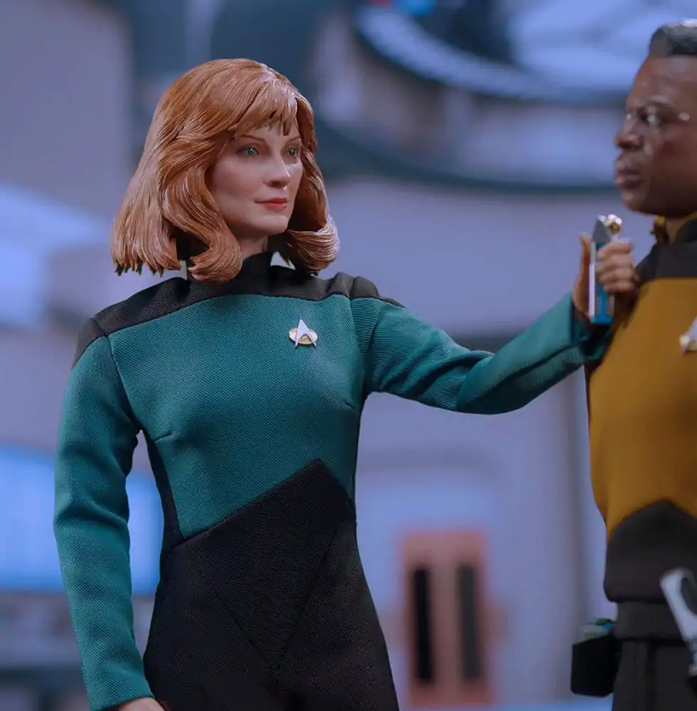 Star Trek: The Next Generation Akčná figúrka 1/6 Dr. Beverly Crusher (Essential Edition) 27 cm produktová fotografia