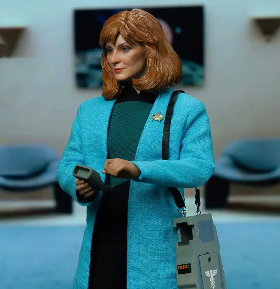 Star Trek: The Next Generation Akčná figúrka 1/6 Dr. Beverly Crusher (Standard Edition) 27 cm produktová fotografia