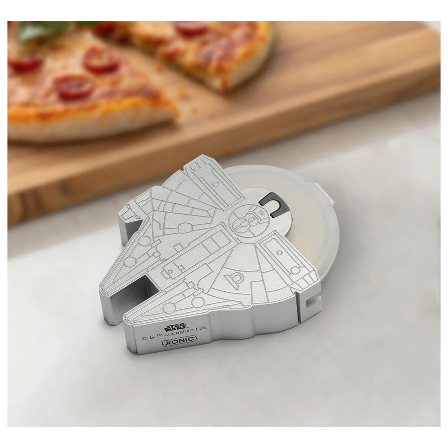 Star Wars krájač na pizzu Millennium Falcon produktová fotografia