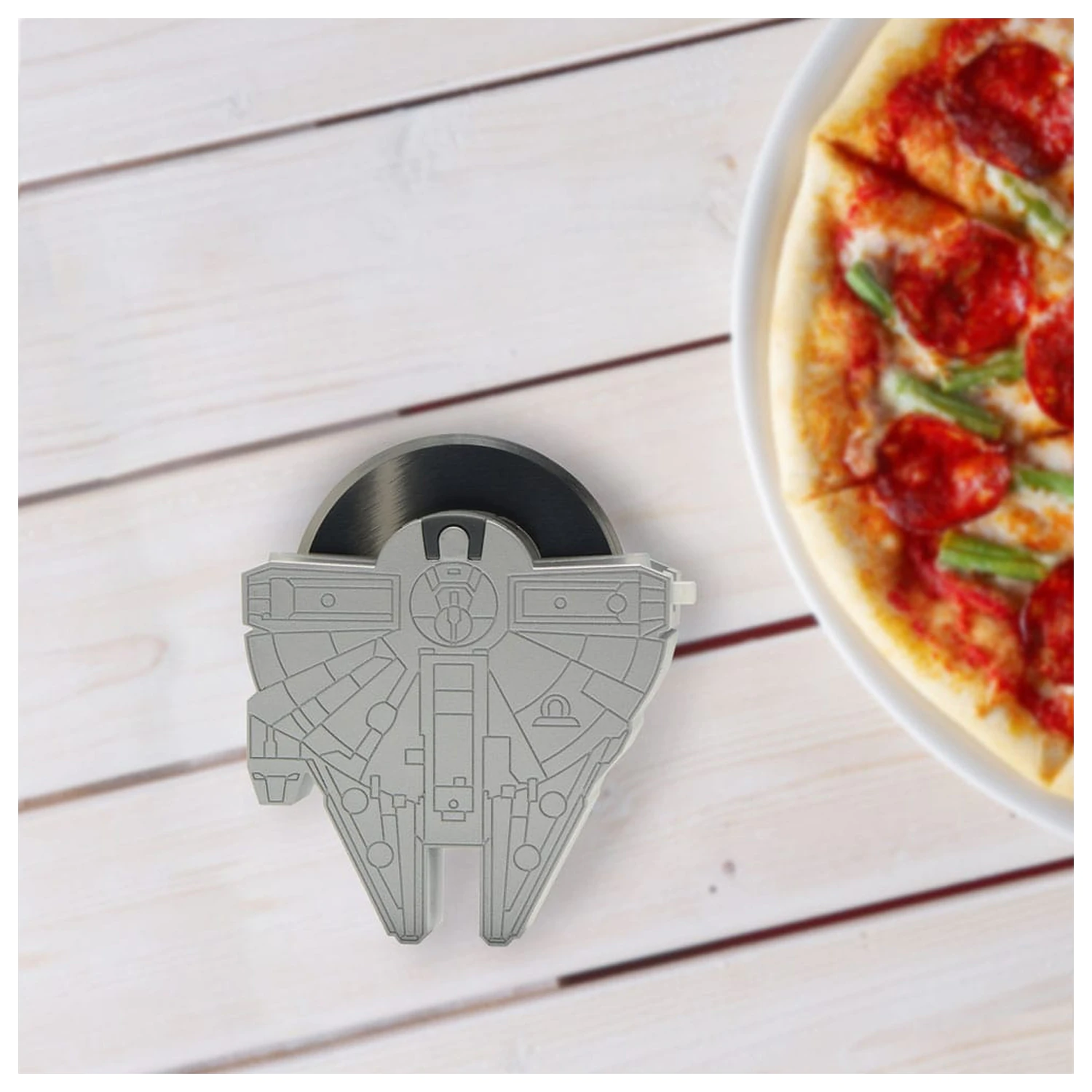 Star Wars krájač na pizzu Millennium Falcon produktová fotografia