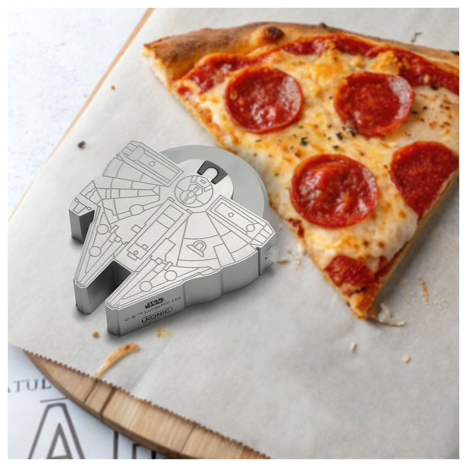 Star Wars krájač na pizzu Millennium Falcon produktová fotografia
