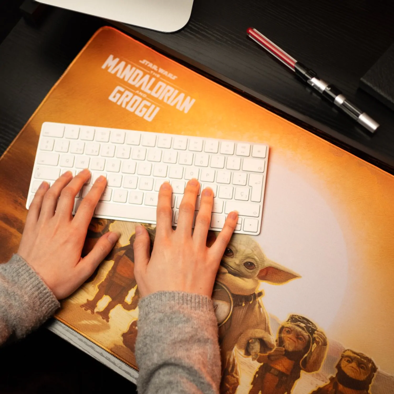 Star Wars: The Mandalorian and Grogu XL podložka pod myš 80 x 35 cm produktová fotografia