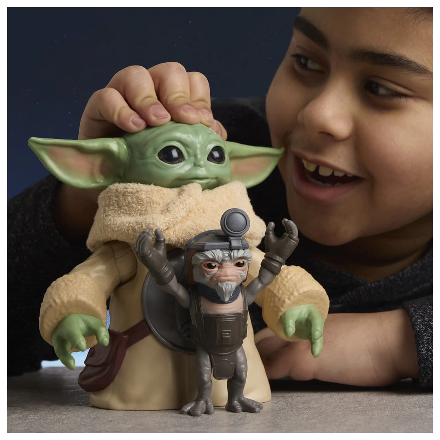 Star Wars: The Mandalorian & Grogu Elektronická akčná figúrka Huggin' Grogu & Anzellan 17 cm produktová fotografia