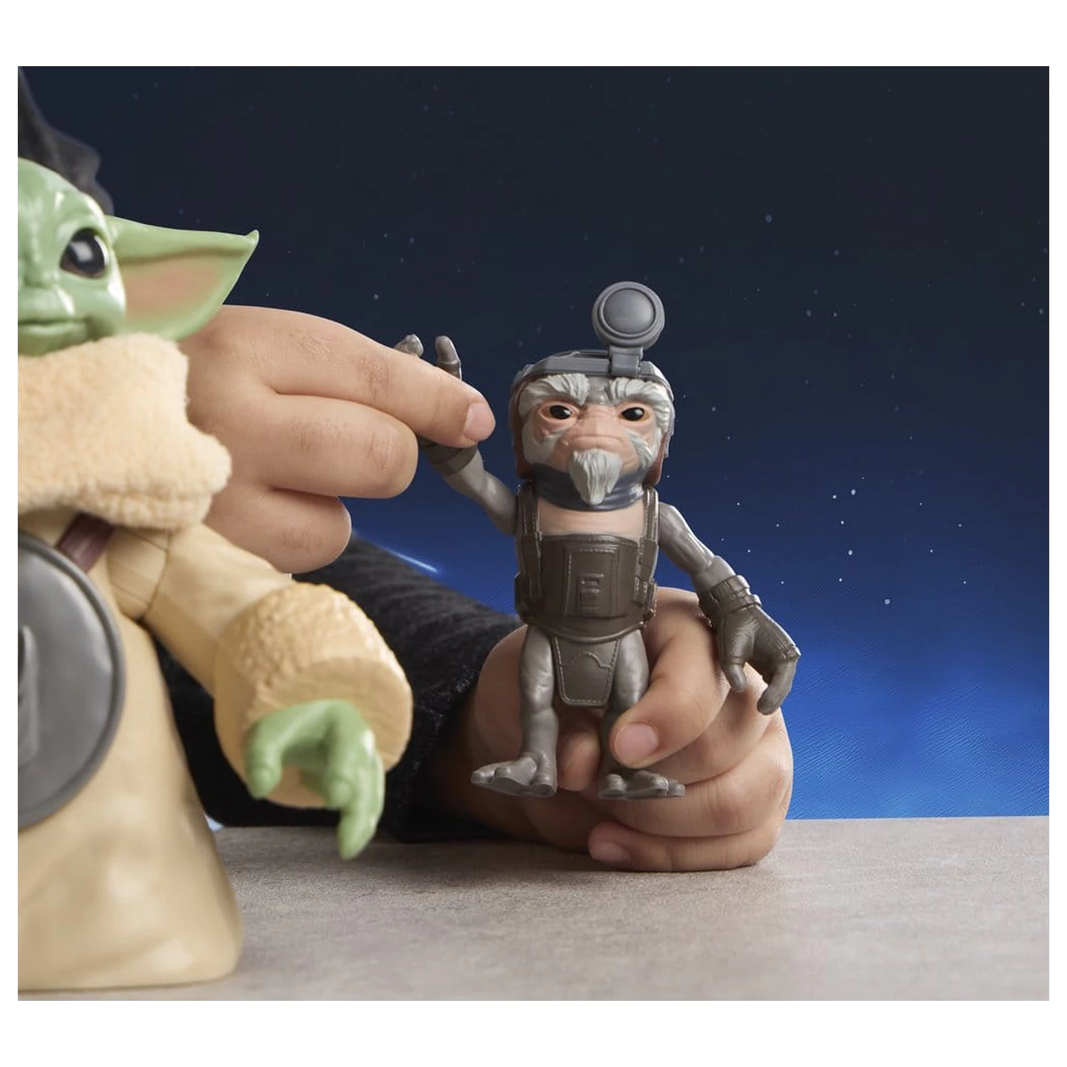 Star Wars: The Mandalorian & Grogu Elektronická akčná figúrka Huggin' Grogu & Anzellan 17 cm produktová fotografia