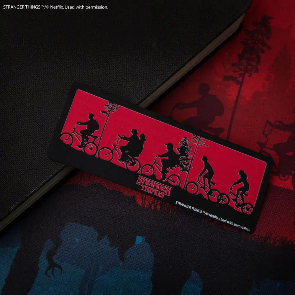 Stranger Things záložka silueta kovová produktová fotografia