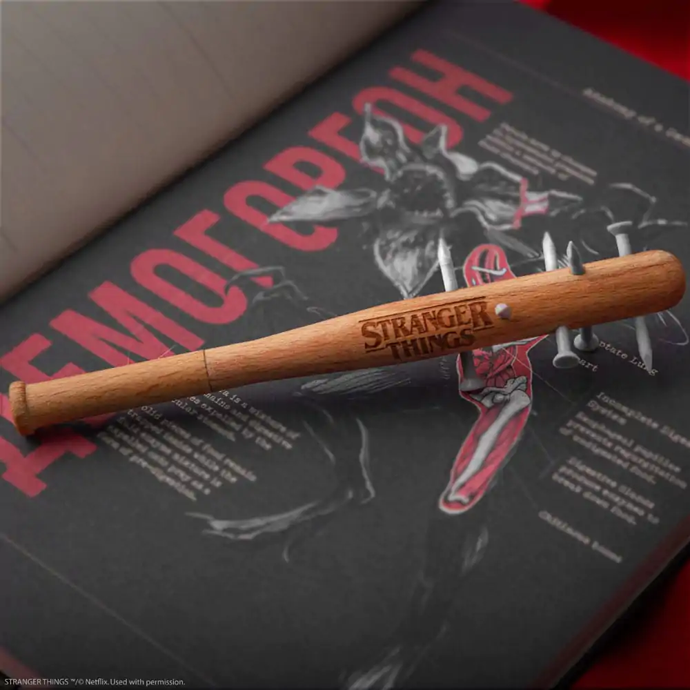 Stranger Things Perá s ostnatou pálkou a Stranger Things Pin produktová fotografia