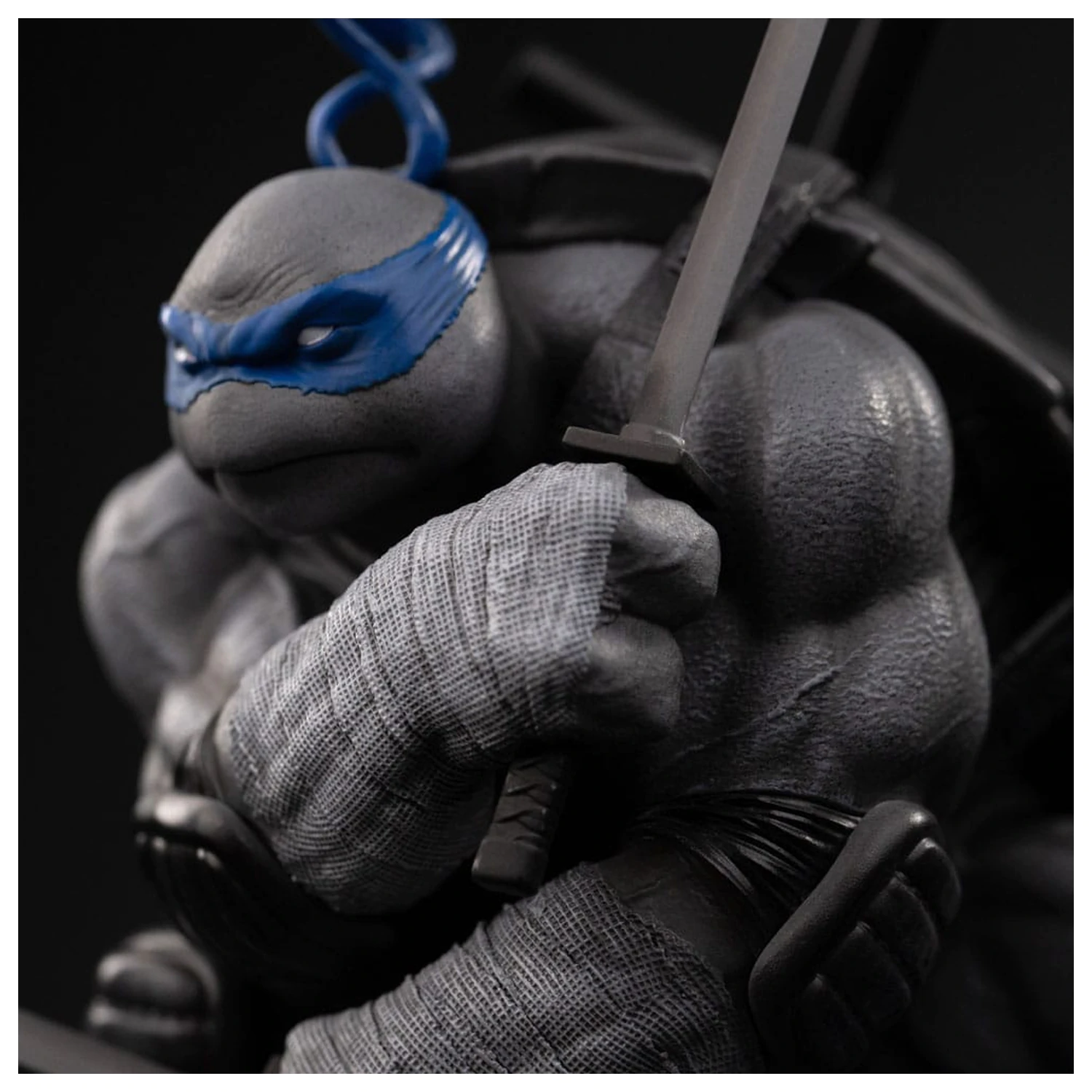 Teenage Mutant Ninja Turtles socha Art Scale 1/10 Leonardo Black and White Variant 26 cm produktová fotografia