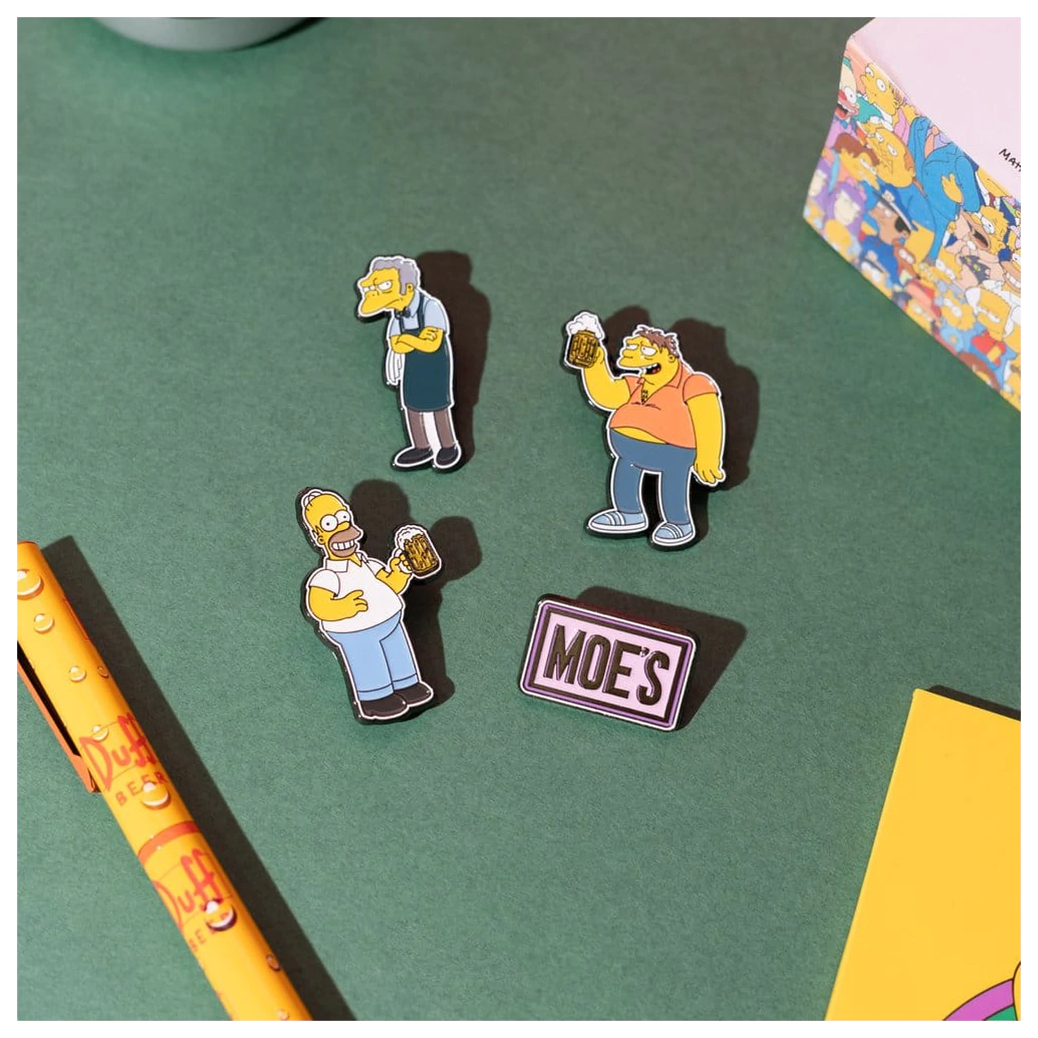 The Simpsons Sada 4 odznakov Pin Badges Moe's Tavern produktová fotografia