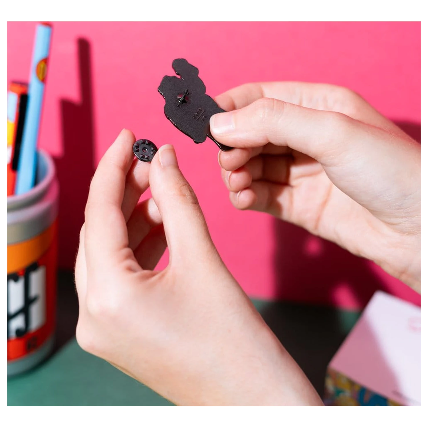 The Simpsons Sada 4 odznakov Pin Badges Moe's Tavern produktová fotografia