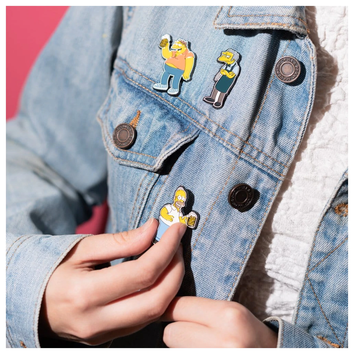 The Simpsons Sada 4 odznakov Pin Badges Moe's Tavern produktová fotografia