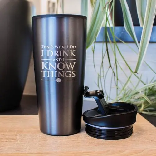 Game of Thrones I Drink And I Know Things cestovný hrnček produktová fotografia