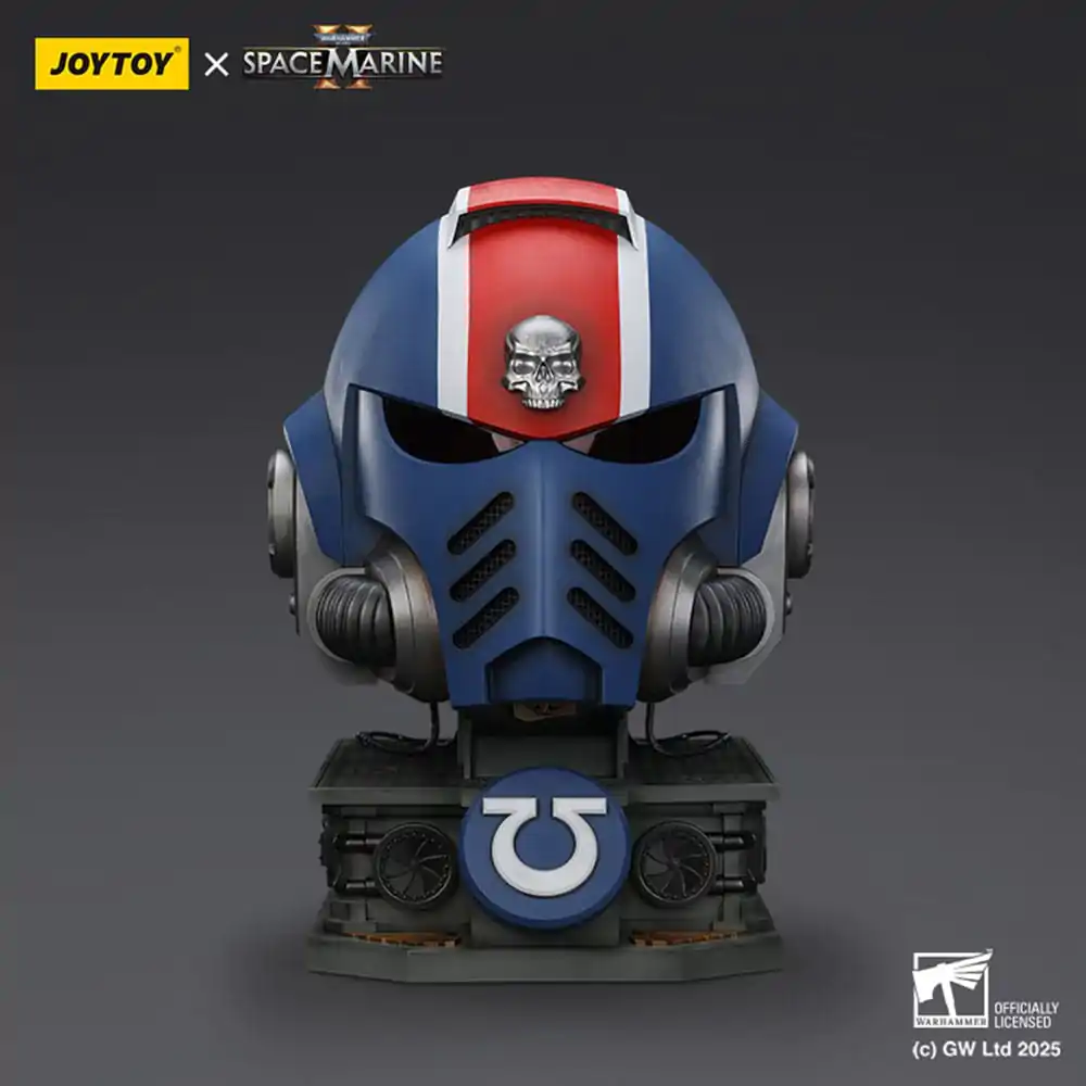 Warhammer 40,000: Space Marine 2 replika Ultramarines Lieutenant Titus prilby s vystavovacím stojanom 44 cm produktová fotografia