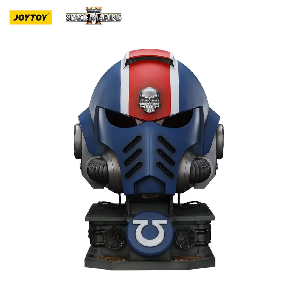 Warhammer 40,000: Space Marine 2 replika Ultramarines Lieutenant Titus prilby s vystavovacím stojanom 44 cm produktová fotografia