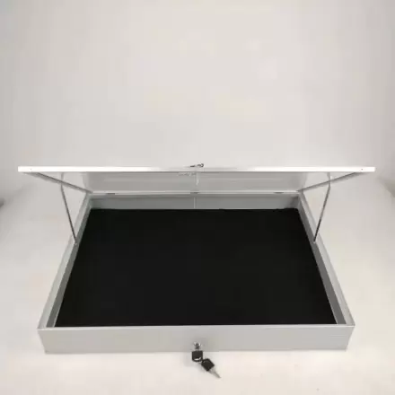 Evoretro Hliníková vitrína Strieborná produktová fotografia