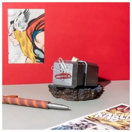 Marvel Thor pero a stojan Hammer produktová fotografia